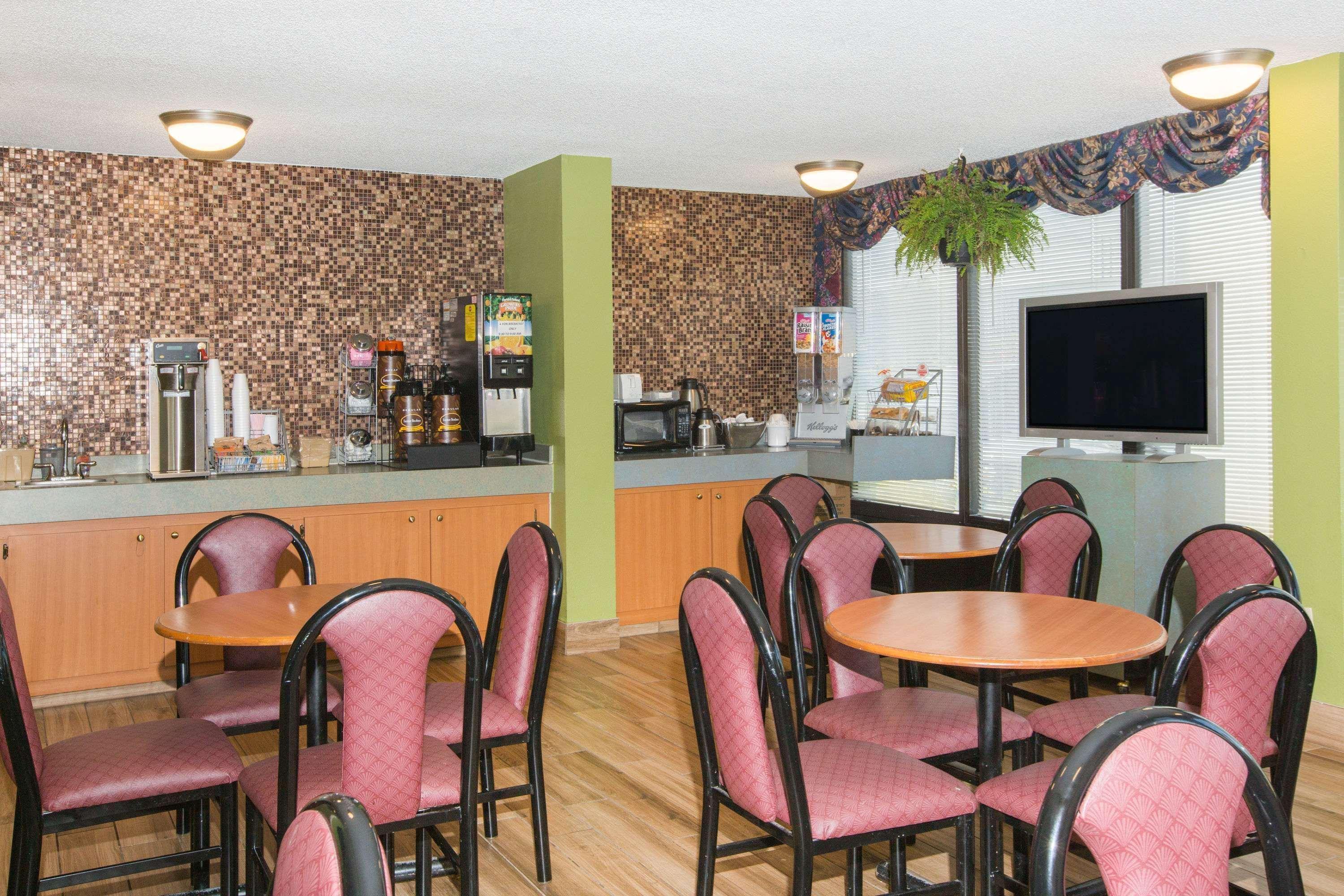 Super 8 By Wyndham Myrtle Beach/Market Common Area Eksteriør billede