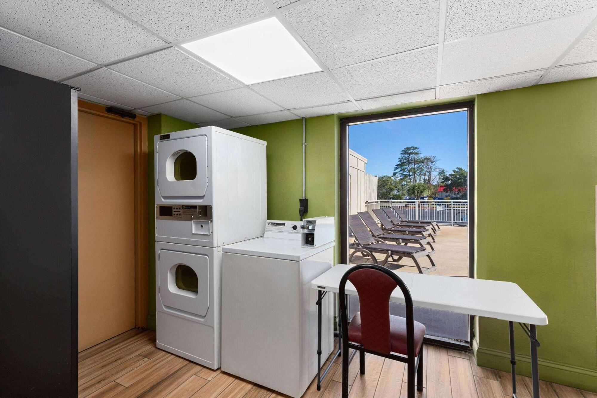 Super 8 By Wyndham Myrtle Beach/Market Common Area Eksteriør billede