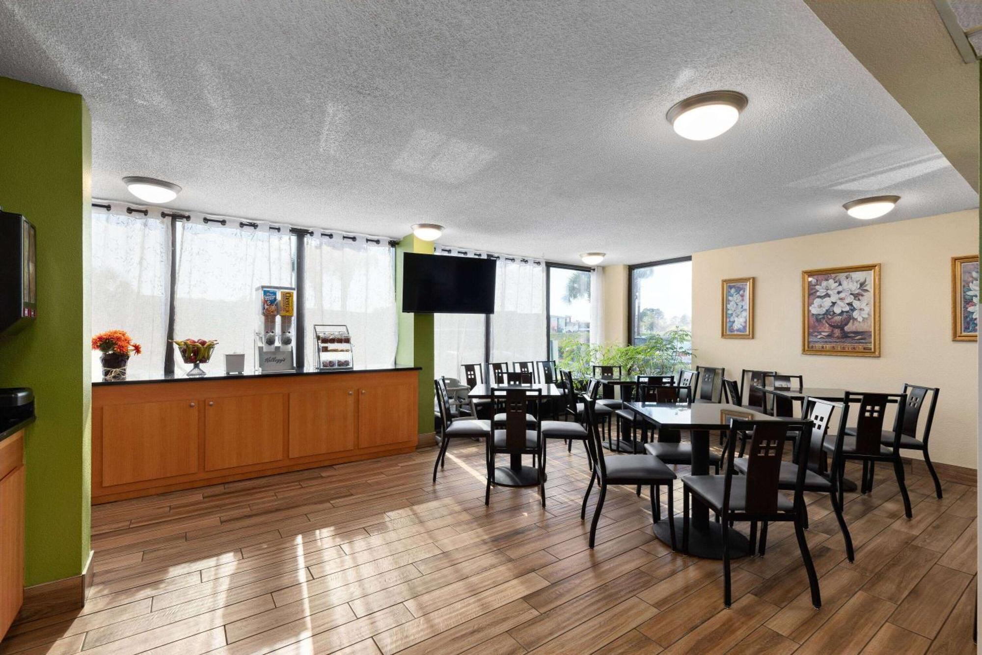 Super 8 By Wyndham Myrtle Beach/Market Common Area Eksteriør billede